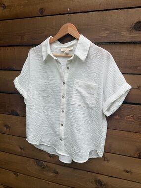 Monteau Los Angeles Crinkle White Button Down Top